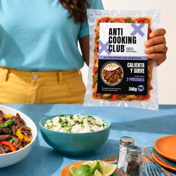 Persona sirviendo fajitas de res junto a un empaque