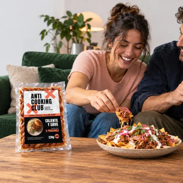 Pareja compartiendo nachos con pulled pork